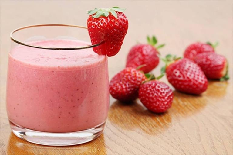 For strawberry lovers, the Vietnamese strawberry smoothie is an absolute must-try. 