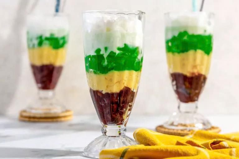 Che Ba Mau is a bright dessert recognized for its wonderful layers of color and texture.