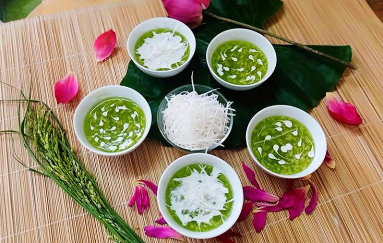 Che Com is a fragrant dessert made with young sticky rice, pandan leaves, and coconut milk. 