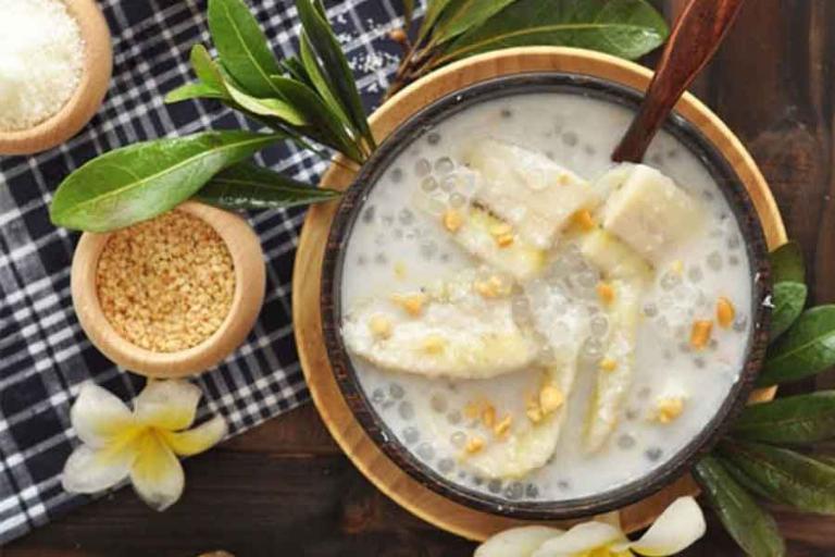 Che Chuoi Bot Bang is a must-try dessert featuring ripe bananas simmered in coconut milk