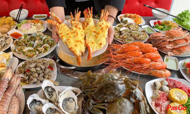 Cuu Van Long is a seafood lover’s paradise, offering a vast menu