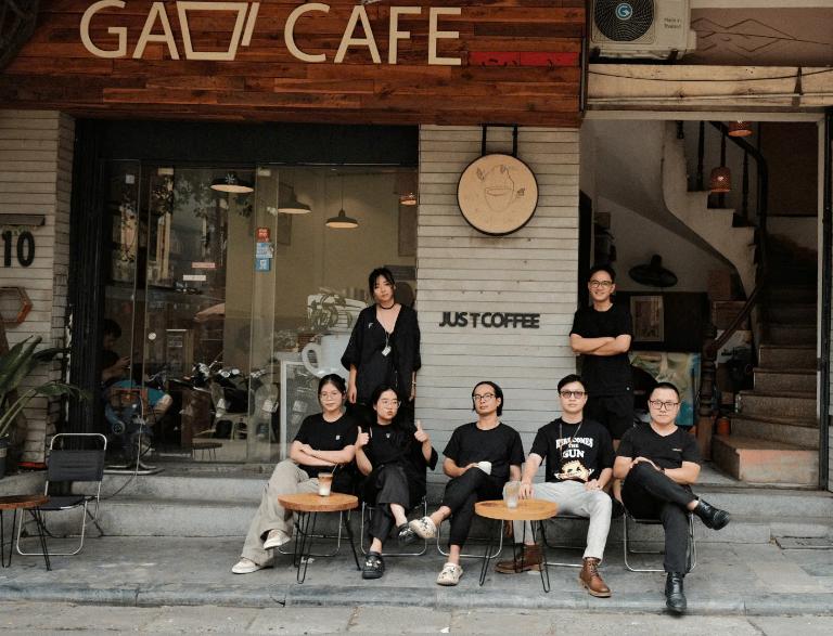 Gạo Cafe is a favorite among the youth, with its charming exterior covered in bougainvillea and graffiti art. 