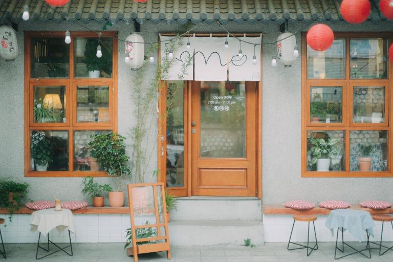 Another must-visit cafes in Hanoi Old Quarter is Cafe de Mo