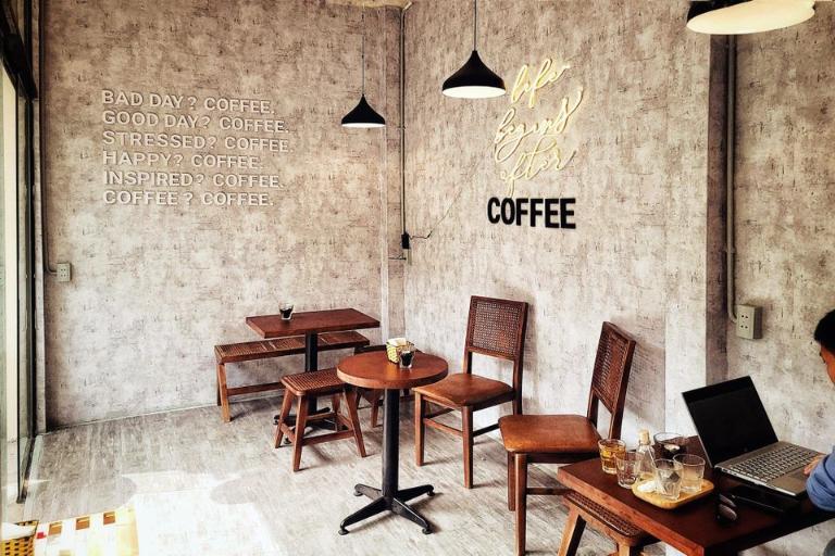 Là Coffee Corner is a cozy cafe in Hanoi’s Old Quarter