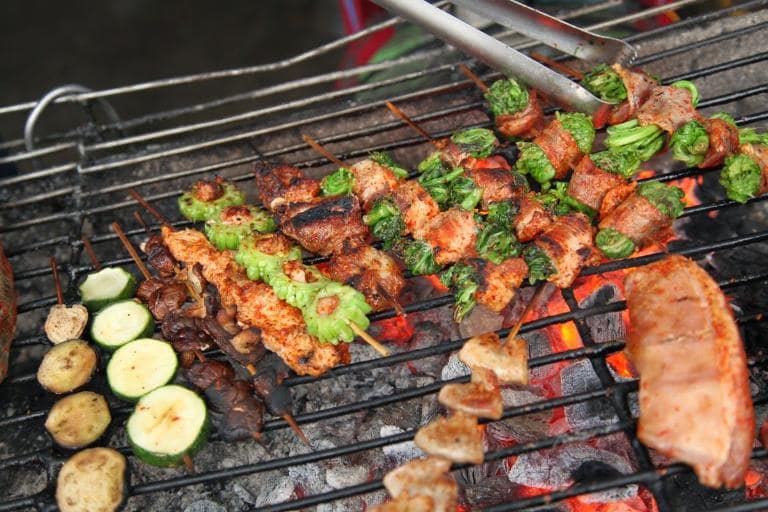 The grilled meat has a smoky aroma, perfectly charred on the outside, juicy and tender within, and seasoned with aromatic spices that enhance its rich flavors