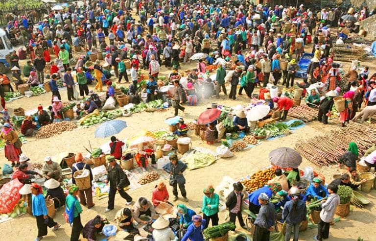 The Ha Giang Du Gia market is vibrant, showcasing local crafts and fresh produce.