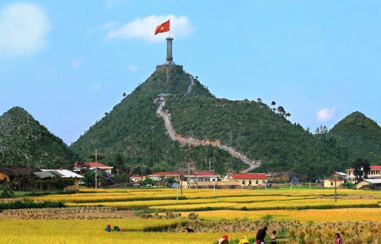 Lo Lo Chai Village offers a unique vantage point to admire Lung Cu Flag Tower, the northernmost landmark of the country.