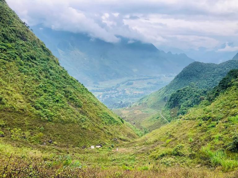 The trek to Lung Khuy Cave features a clear path with steep sections and rest stops.