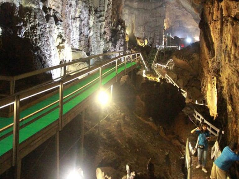 Visitors must pay an entrance fee of 50,000 VND to explore Lung Khuy Cave.