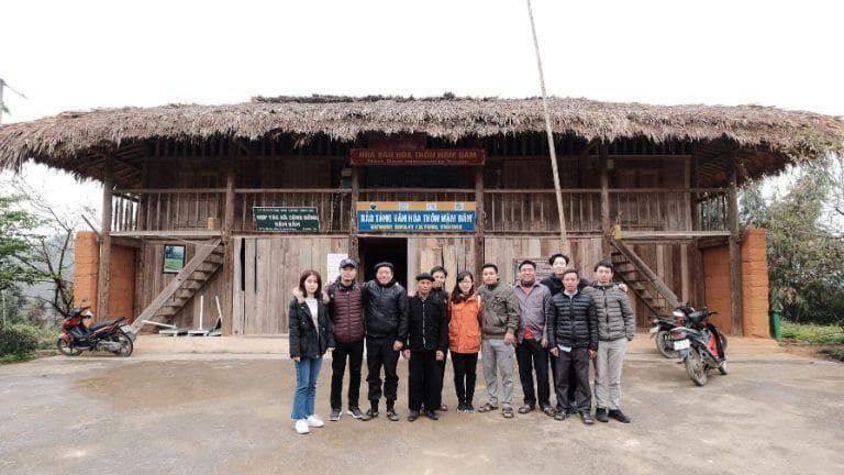 The village comprises 52 households with a population of around 235 residents, all belonging to the Dao Cham ethnic group.