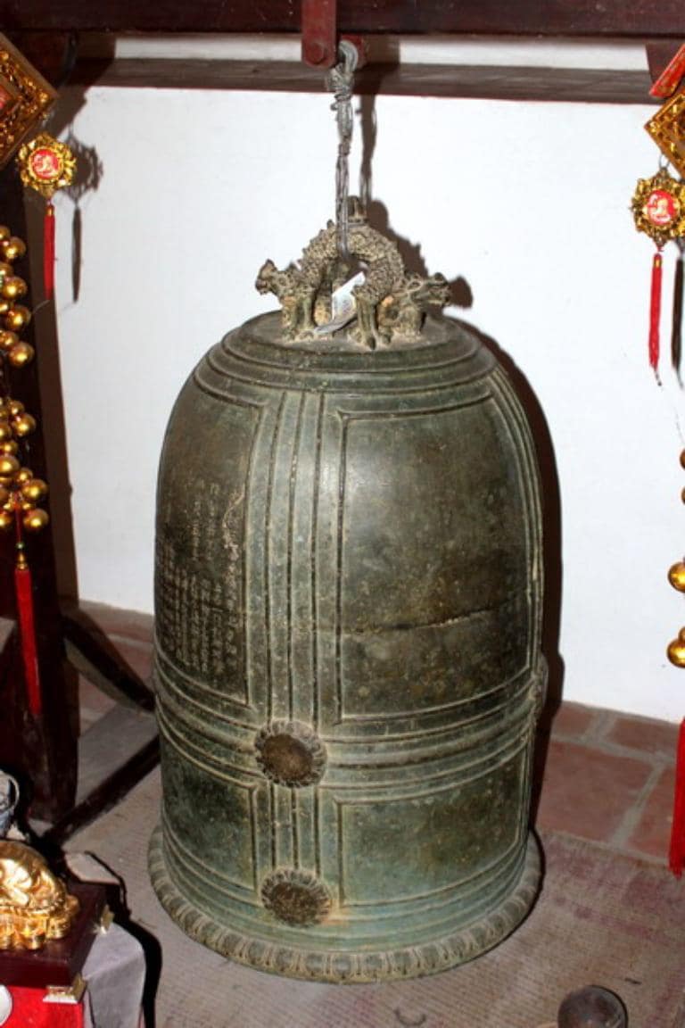 In 1705, Sung Khanh Pagoda added a bronze bell symbolizing protection.