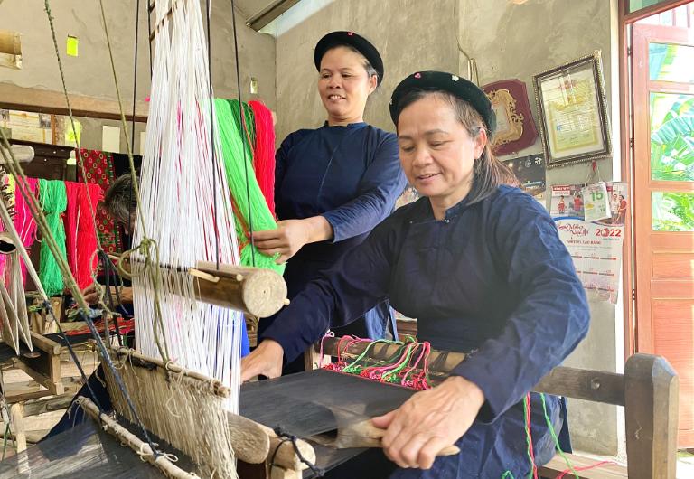 Visitors to Thon Tha can learn traditional Tay crafts like weaving and bamboo cutting from local experts.