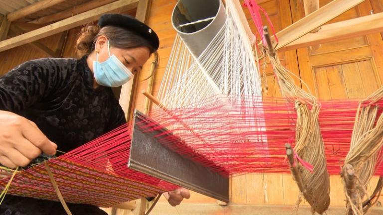 In Thon Tha, skilled Tay craftspeople weave exquisite textiles using local hemp and cotton.