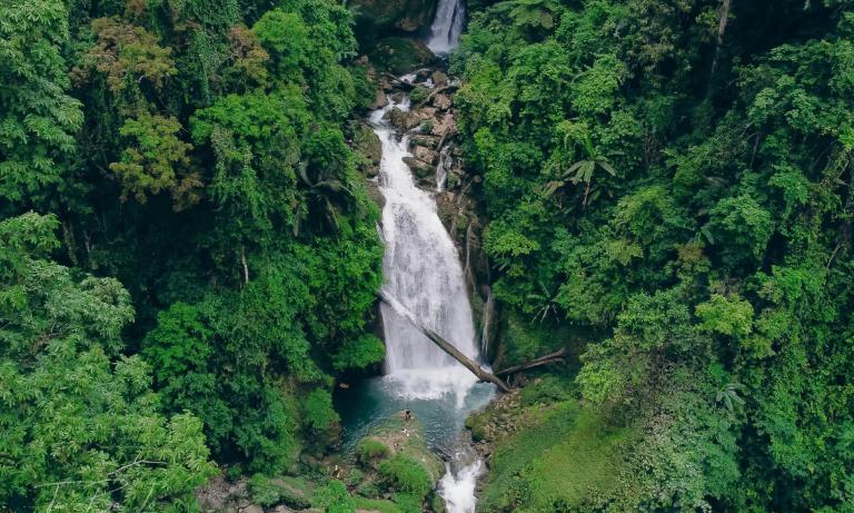 The best months to hike Tien Waterfall are September, October, March, and April.