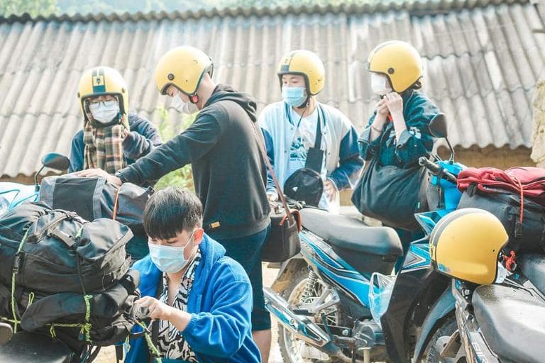 Tourists often take a 6-7 hour bus ride from Hanoi to Ha Giang, then rent a motorbike to Thac Tien. 