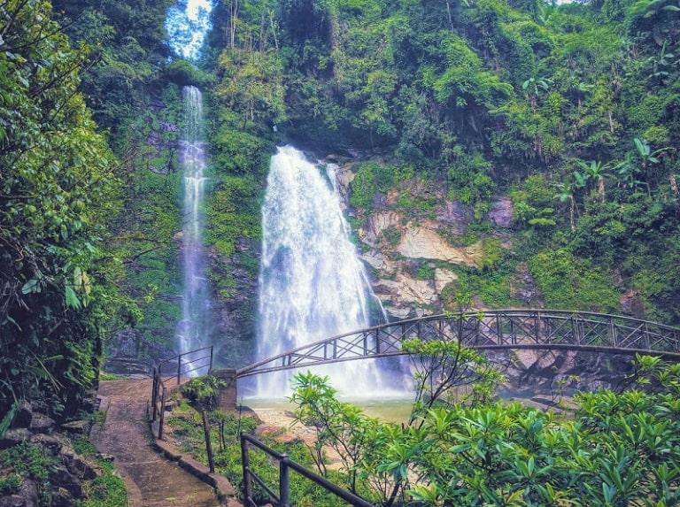 Tien Waterfall – Gio Pass offers stunning twin falls and breathtaking mountain views. 