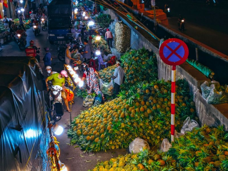 Long Bien Market