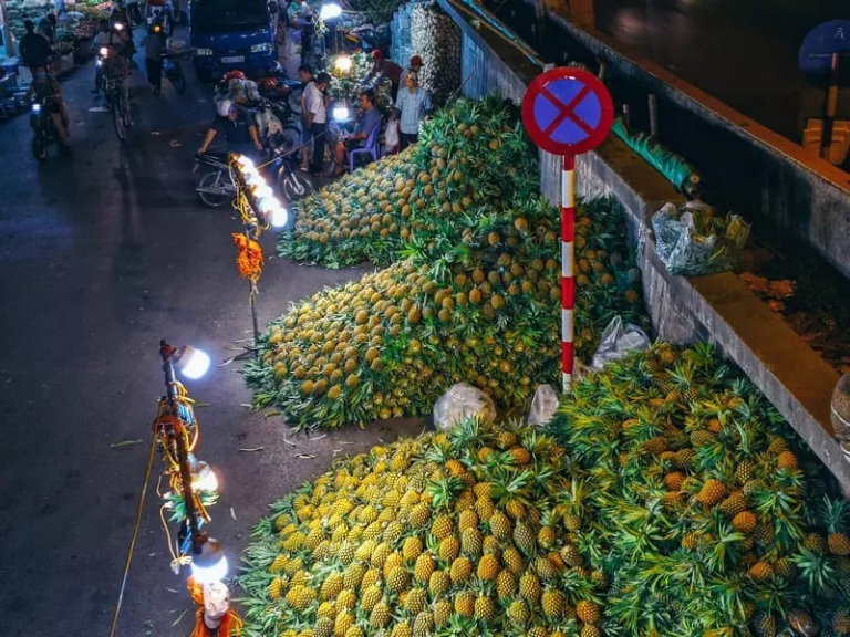 Long Bien Market