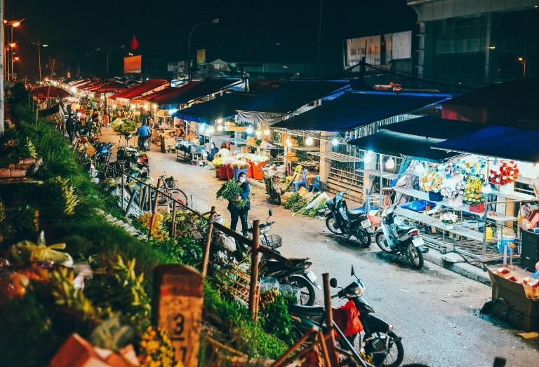 Quang Ba Flower Market