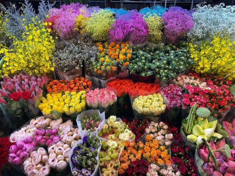 Quang Ba Flower Market