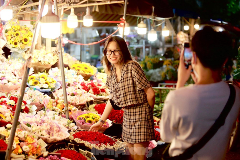 Quang Ba Flower Market