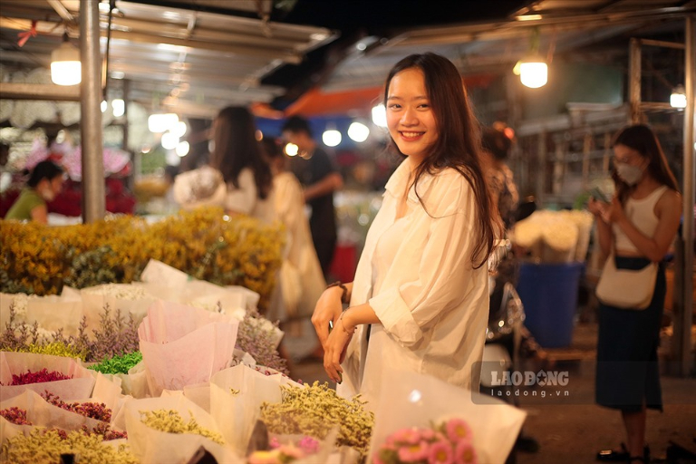 Quang Ba Market is conveniently situated in Tay Ho District, roughly 5 kilometers from the heart of the city.