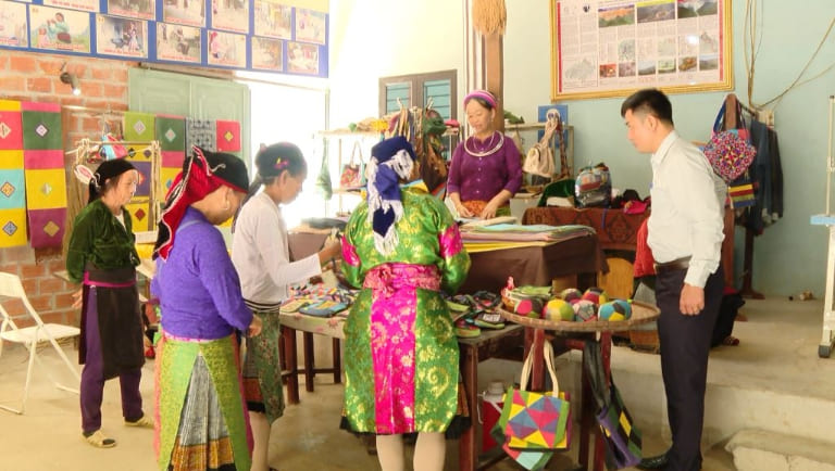 Where to Buy Traditional Handicrafts and Souvenirs in Ha Giang