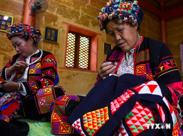 Where to Buy Traditional Handicrafts and Souvenirs in Ha Giang