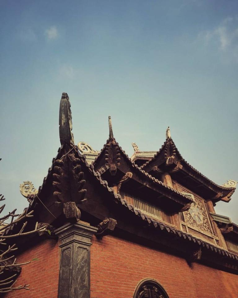 Bai Dinh Pagoda spans an area of 539 hectares, features over 500 Arhat statues, and is home to a 100-ton bronze Buddha statue