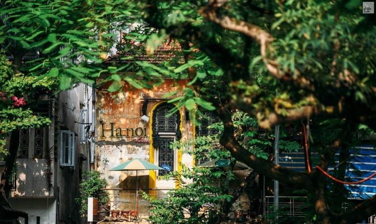 Hanoi's Old Quarter is known for its 36 streets and offers vibrant markets and colonial architecture.