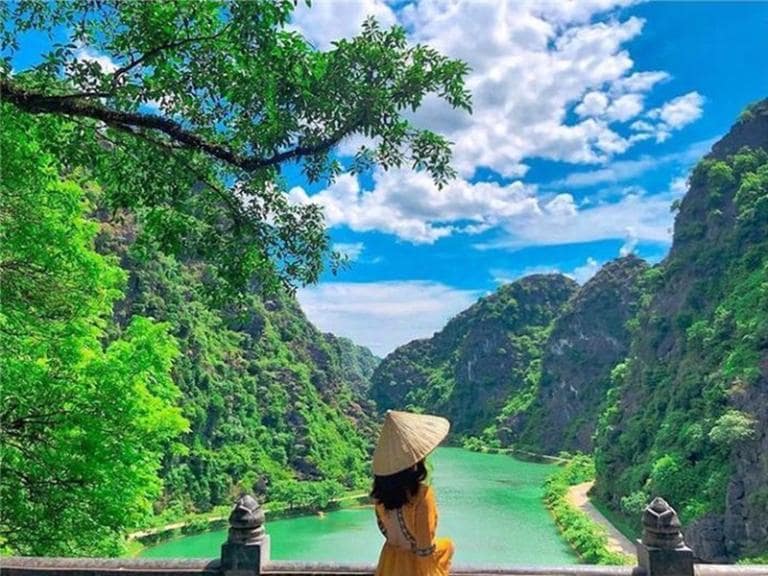 Discover Am Tien Cave, also known as Tuyet Tinh Coc, with its emerald-green waters and peaceful surroundings.