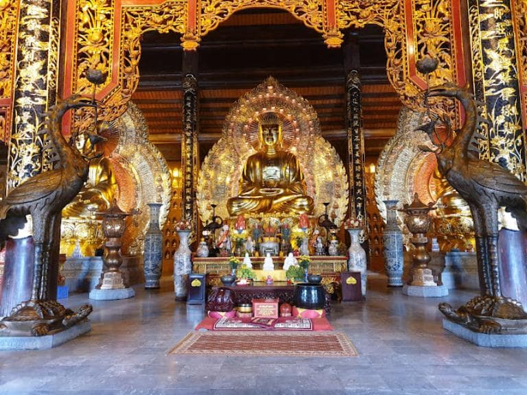 Bich Dong Pagoda is dedicated to worshiping Buddha and local deities.