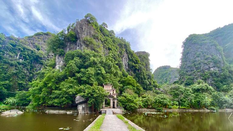 Bich Dong Pagoda is located in Ninh Hai commune, Hoa Lu district, Ninh Binh province.