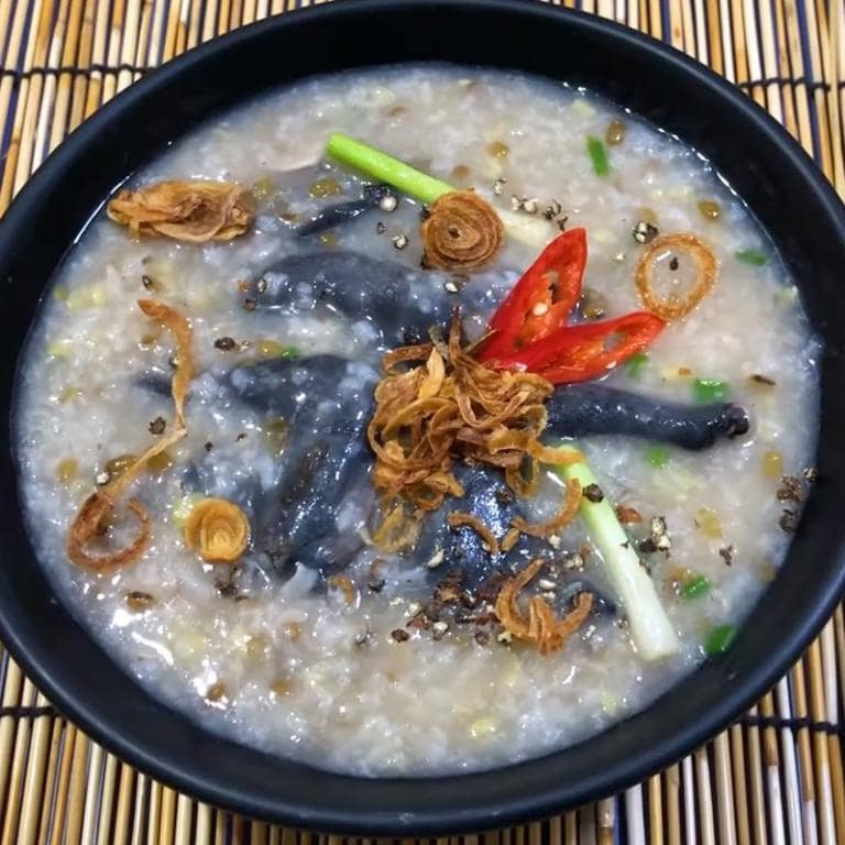 Black chicken congee is a warm, hearty meal ideal for cold Sapa days or light diets.