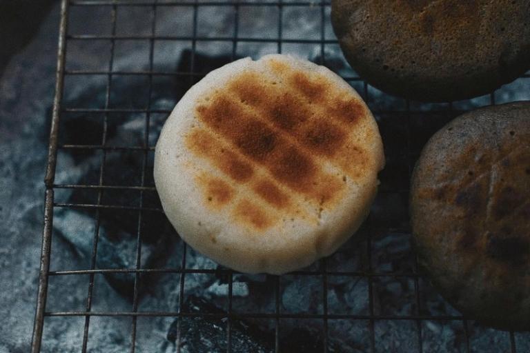 During buckwheat flower season, enjoy the stunning blooms while savoring delicious cakes made from buckwheat flour.