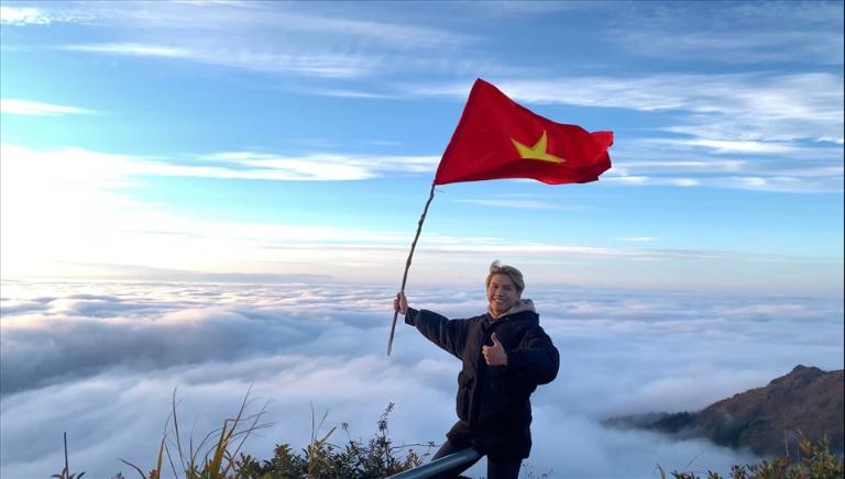 Before reaching the summit, you can already gaze out at the sea of clouds sweeping across the valleys around Chieu Lau Thi