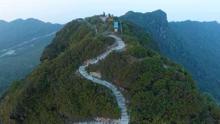 While trekking Chieu Lau Thi, you will traverse forests, walk beneath the canopy, and climb many steep, winding slopes.