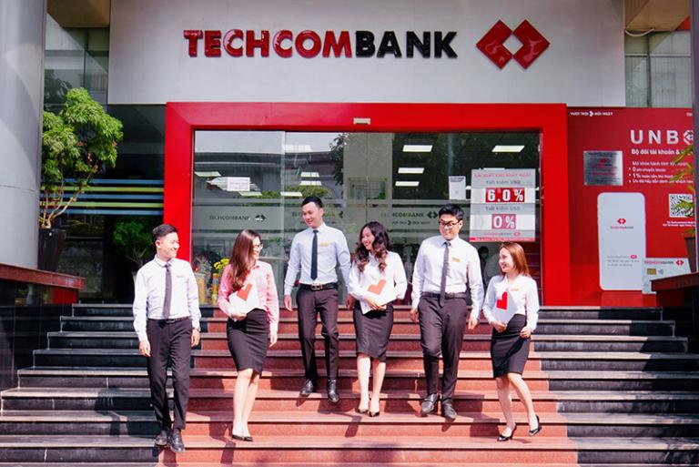 Techcombank: Open from 8:00 AM to 5:00 PM, providing secure transactions every weekday.