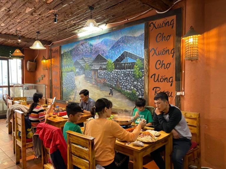 A Phu Sapa Restaurant, located at 15 Fansipan, offers ethnic dishes, including grilled stream fish and sturgeon.