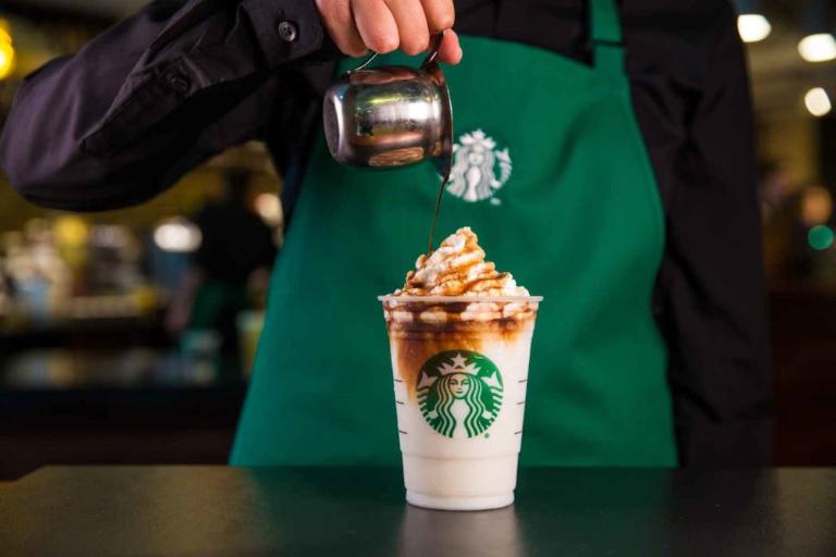 Starbucks at Hanoi Airport serves coffee, frappes, snacks, starting at 40,000 VND.