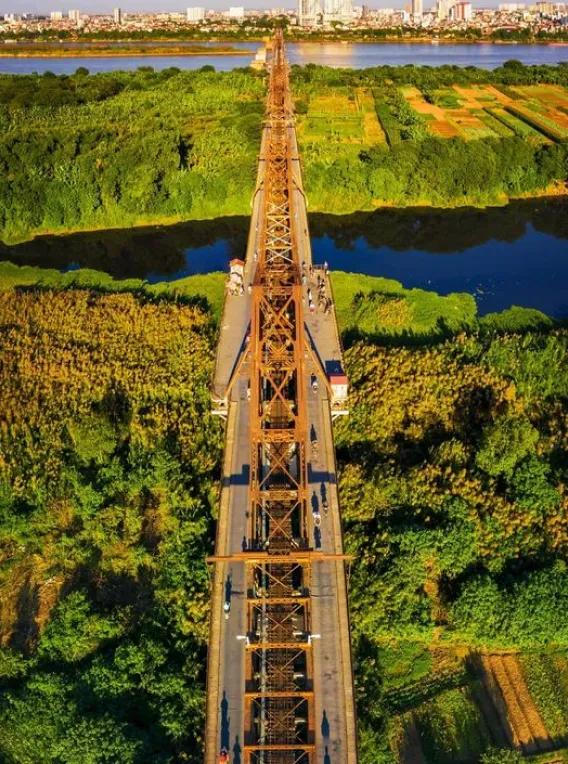 Long Bien Bridge 