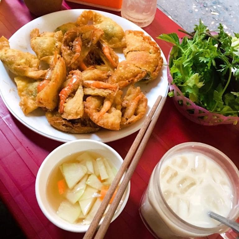 The price for West Lake prawn crackers typically ranges from 20,000 to 40,000 VND.