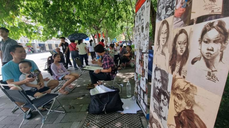 Portrait drawings at Hanoi Walking Street cost 50,000 to 150,000 VND, with a wait time of 15-30 minutes.