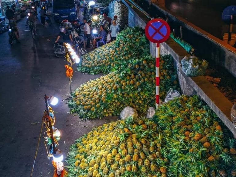 Long Bien Market: A lively, traditional spot where fresh produce and street food come to life at night.