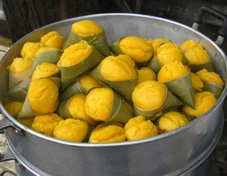 Pau Po Cu, made from fresh corn, is a simple yet delightful Sapa specialty priced at 15.000 -30.000 VND.