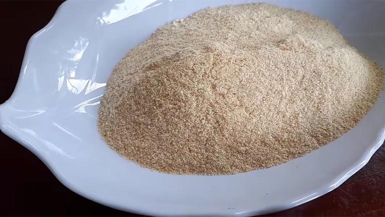 Roasted rice powder adds a nutty aroma and enhances the dish’s texture and flavor.