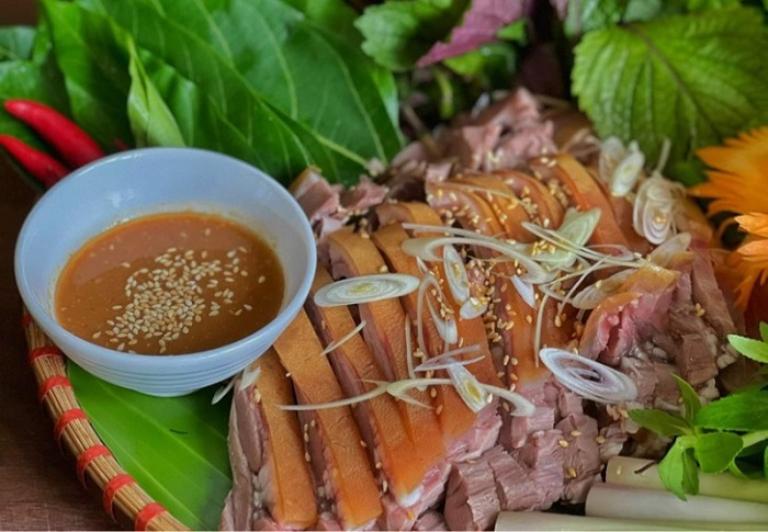 At Chinh Thu Restaurant, you can enjoy goat specialties at prices ranging from 250,000đ to 400,000đ per person.