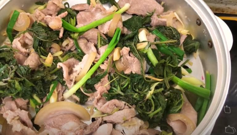 De Hap Tia To is steamed goat meat paired with perilla leaves, offering a delightful herbal flavor.