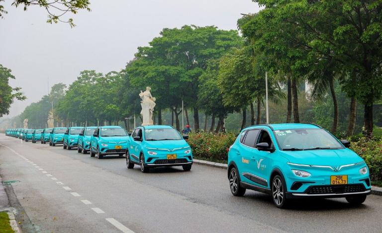 Taxi fares from the airport to Hanoi center range between 300,000 VND - 400,000 VND.