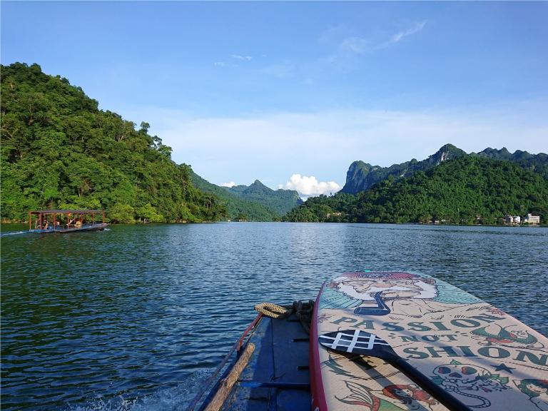 Dong Mo Lake in Son Tay offers serene boating with rowboats, kayaks, and nearby leisure activities.